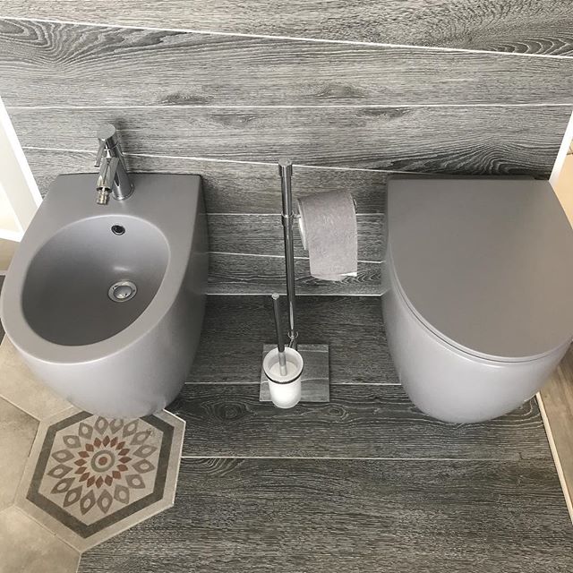 Unconventional bathroom with Esedra