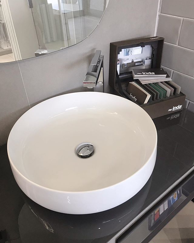 Mobile @inda_bathroom Rivestimento @emilceramicabyemilgroup Ceramica...